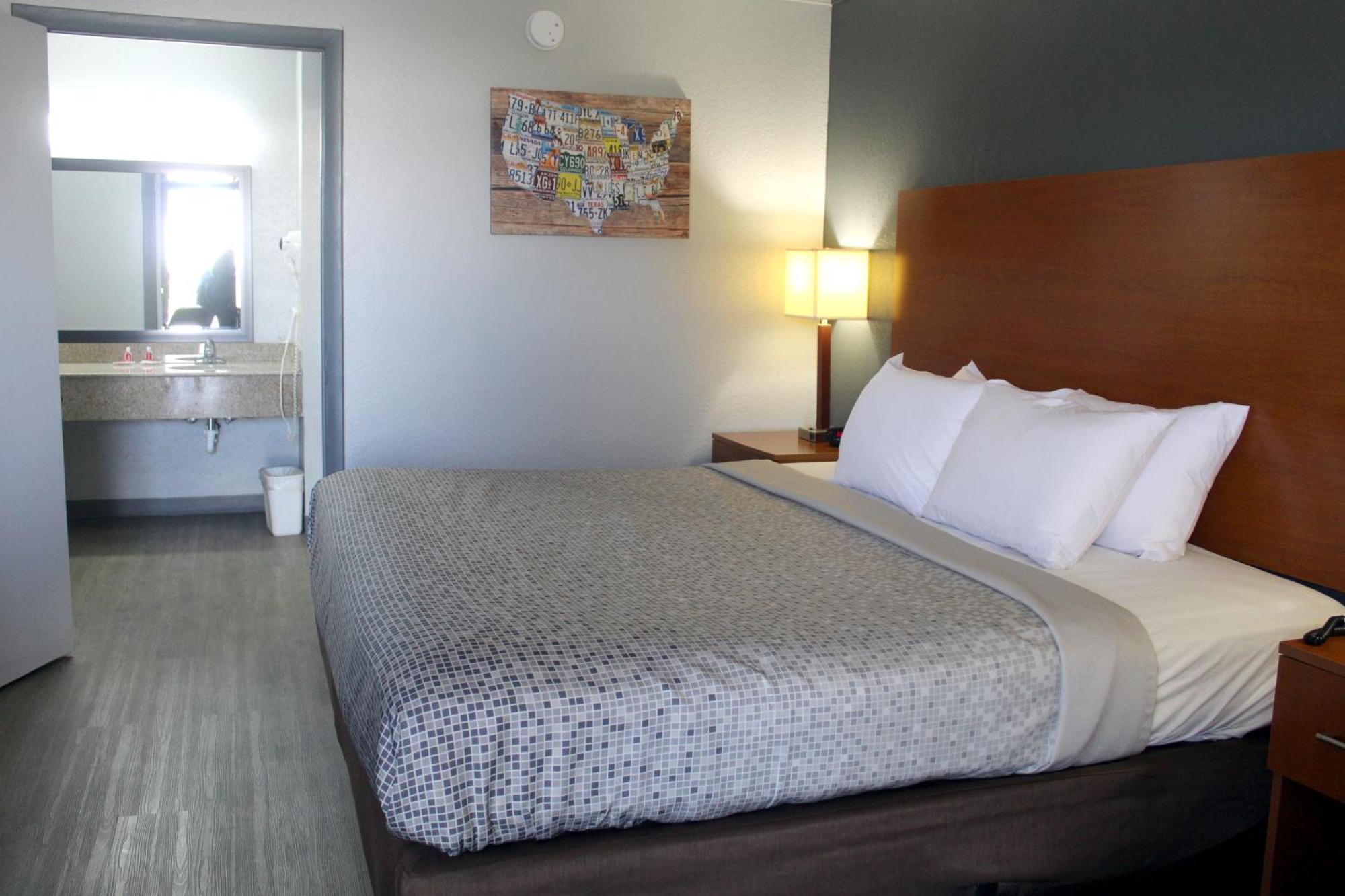 Econo Lodge *